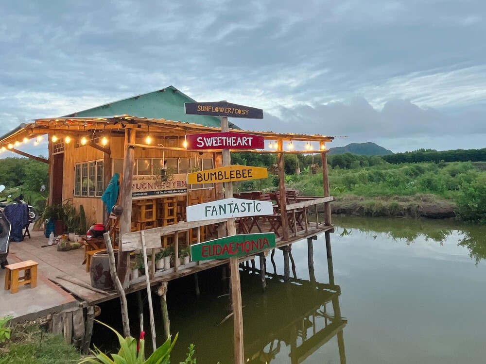 Tham quan phong cảnh tại Vườn Nhà Yên