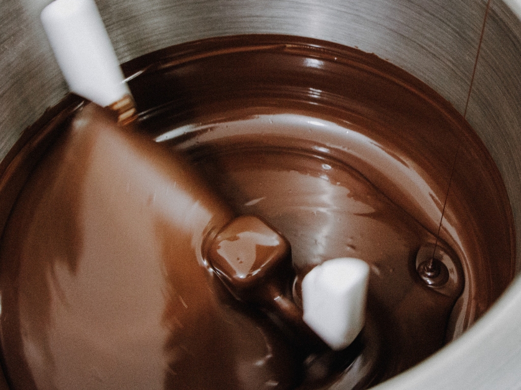 Trong nhà máy Bittersweet